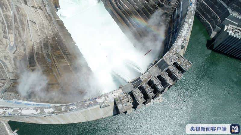 中國金沙江白鶴灘水電站大壩全線澆筑到頂