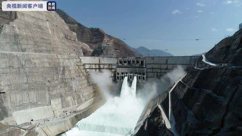 中國金沙江白鶴灘水電站大壩全線澆筑到頂