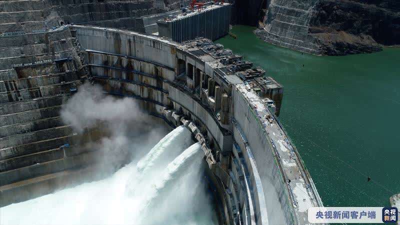 中國金沙江白鶴灘水電站大壩全線澆筑到頂