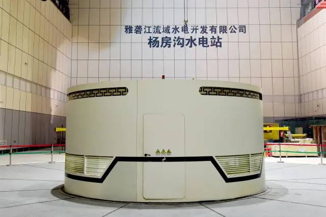 雅礱江楊房溝水電站首臺機組并網發電